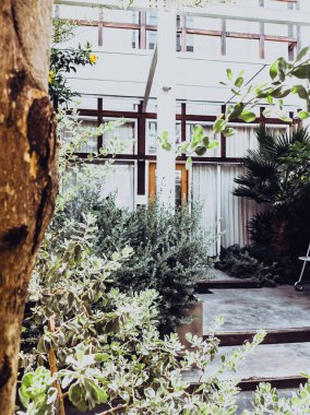 Modern bir binanın önündeki kafe terası.