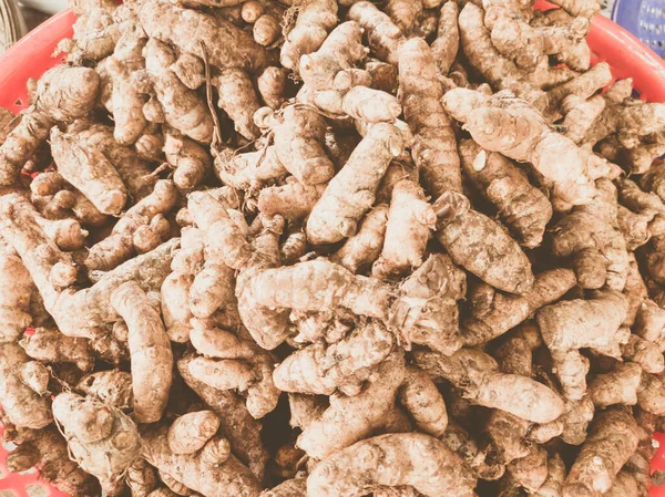 Gros plan tas, tas de curcuma au gingembre brut sur un marché fermier asiatique local. Concept de cuisine et d'aliments sains, vitamines pour une immunité forte — Photo