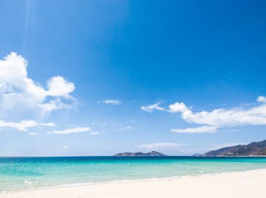 Güzel mavi plaj panoramik deniz manzarası, temiz gök suyu, mavi gökyüzü, beyaz bulutlar. Idyllic Bulutsal