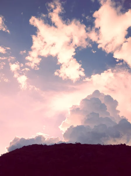 Dramatis matahari terbenam langit dengan awan di bawah pegunungan. Format vertikal kisah — Stok Foto