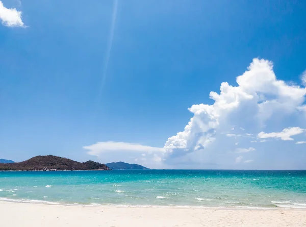 Hermosa playa azul vista panorámica al mar, con agua azul limpia, cielo azul, nubes blancas. Paisaje nuboso idílico — Foto de Stock