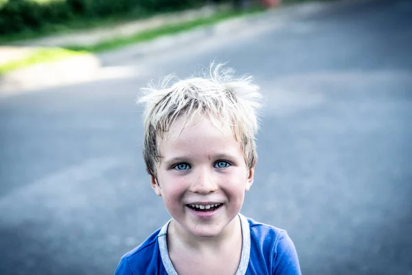 Potret seorang anak laki-laki lucu bahagia nakal berambut pirang dan ceria membuat bintik-bintik wajah kotor saat bermain, tertawa. Anak-anak, bahagia masa kecil, pendidikan, hubungan keluarga konsep — Stok Foto