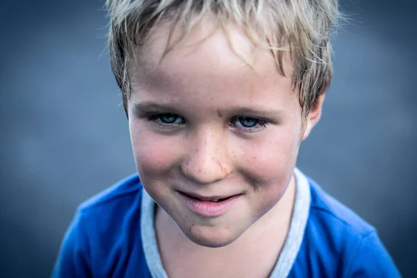 Portret zabawnego szczęśliwego psotnego, wesołego blondyna niebieskookiego chłopca robiącego piegi brudnej twarzy podczas zabawy, śmiejąc się. Przedszkole, szczęśliwe dzieciństwo, edukacja, koncepcja relacji rodzinnych — Zdjęcie stockowe