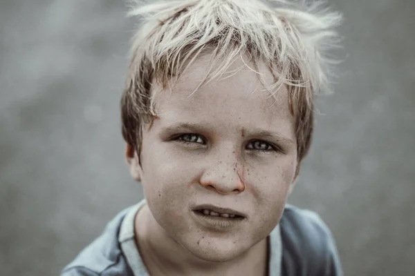 Potret bernada seperti gelandangan malang anak laki-laki kotor yang dibuat untuk konsep sebagai kesengsaraan bumi yang rendah hati kelaparan terbuang, anak-anak miskin — Stok Foto
