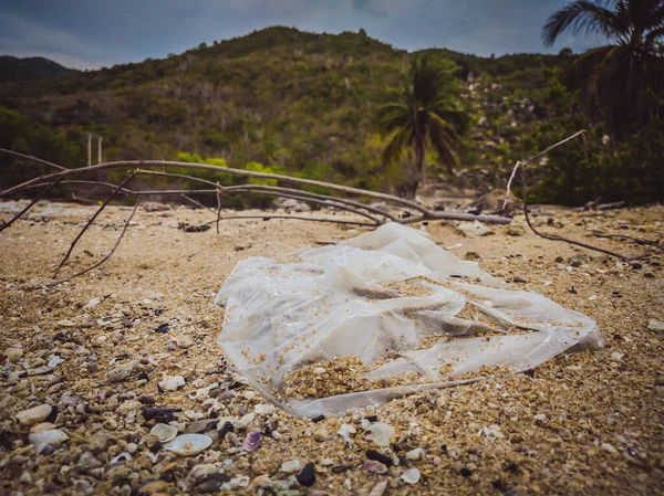 Mucha basura esparcida por el suelo, residuos cerca del mar en la playa. Problema del medio ambiente desastre y contaminación. Ecología del planeta. Volcado no autorizado de basura al aire libre —  Fotos de Stock