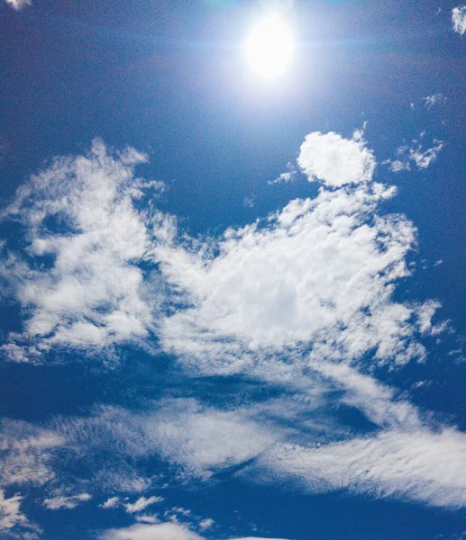 Mavi gökyüzü ve gün ışığında bir sürü beyaz büyük bulut. Doğal gökyüzü bileşimi. Tasarım veya duvar kağıdı için ideal — Stok fotoğraf