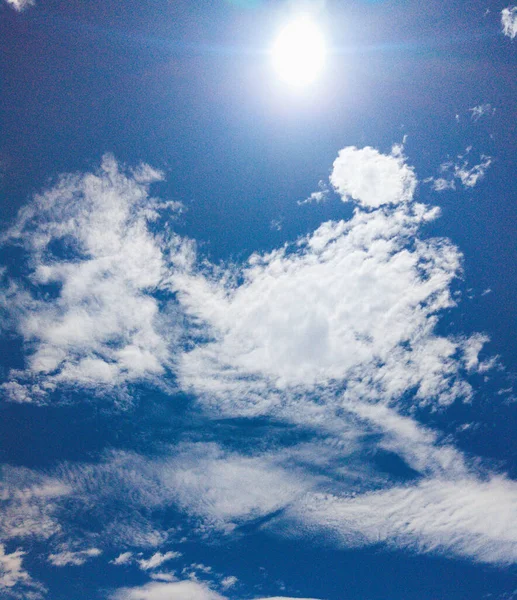 昼間は青い空と白い大きな雲がたくさん。自然の空の組成。デザインや壁紙での使用に最適 — ストック写真