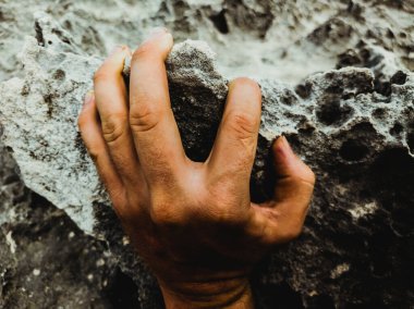 Mystic Dark Moon yüzeyinde el ele tutuşmak. Astroloji, astronomi, paranormal aktivite konsepti veya korkunç doğaüstü gezegen manzarası. Doğal dokuların dramatik tonlu fotoğrafı siyah mercan.