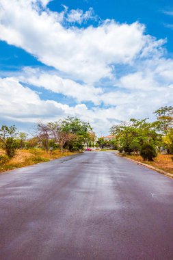 Boş asfalt yolu olan, mavi gökyüzü olan modern köy manzarası. Tasarım veya duvar kağıdı için alanı kopyalamak ideal. Hikayeler dikey biçimi