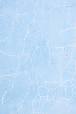 Eski doku turkuaz mavi çatlamış duvar, eski boya dokusu çatlıyor ve yıkılıyor. Dikey biçim