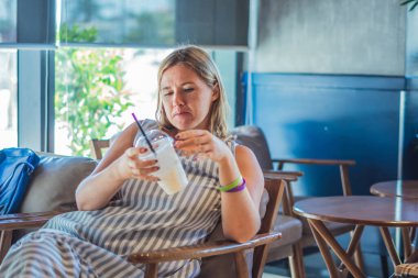 Huysuz, tatminsiz, kötü tavırlı, kafeteryadaki hizmet kalitesine kızgın, içki sevmeyen bir kadın. Şüpheli duygusal tatminsiz ziyaretçiler, müşteri odaklı iş psikolojisi