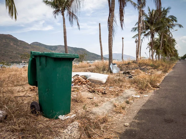 Abrió gran cubo de basura de plástico verde vacío en el moderno y cómodo pueblo cerca del mar y las palmas. Basura pública al lado de la carretera. Control infeccioso, eliminación de basura, eliminación del concepto de residuos —  Fotos de Stock