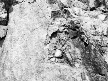 Doğal arka plan. Yakın kenarlı, eski püskü uçurum çatlakları. Dağların gri-kahverengi kaya dokusu. Renkli fotoğrafta eski ve soluk Matt tarzı renkler. Geolog, dağcılık ya da sıkı çalışma kavramı