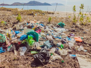 Sahilde çöp döküldü. Boş kullanılmış plastik, kutular ve ipler. Kirli deniz kumlu kıyısı. Çevre kirliliği. Ekolojik bir sorun. Okyanus boşaltma - Toplam kirlilik