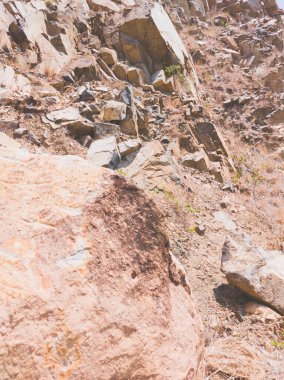 Doğal arka plan. Yakın kenarlı, eski püskü uçurum çatlakları. Dağların gri-kahverengi kaya dokusu. Renkli fotoğrafta eski ve soluk Matt tarzı renkler. Geolog, dağcılık ya da sıkı çalışma kavramı