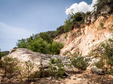 Doğal arka plan. Yakın kenarlı, eski püskü uçurum çatlakları. Dağların gri-kahverengi kaya dokusu. Renkli fotoğrafta eski ve soluk Matt tarzı renkler. Geolog, dağcılık ya da sıkı çalışma kavramı