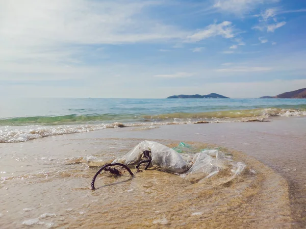 Plastik kantong sampah di air laut jernih. Polusi lingkungan. Masalah ekologi. Pembuangan Samudra polusi total — Stok Foto