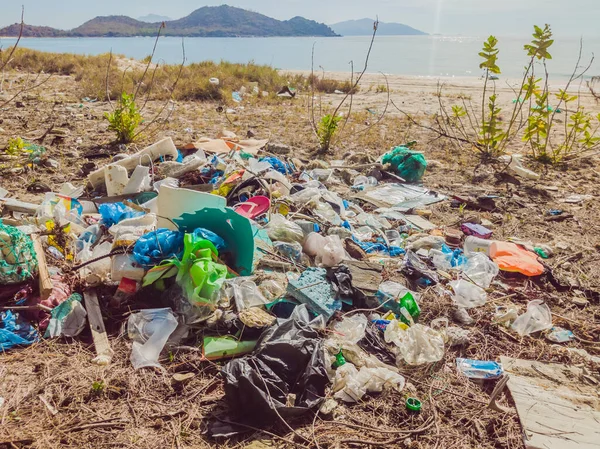 Sampah tumpah di pantai. Kosong digunakan plastik, kotak dan tali. Pantai berpasir laut kotor. Polusi lingkungan. Masalah ekologi. Pembuangan Samudra polusi total — Stok Foto