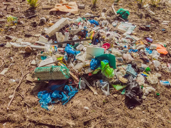 Derramó basura en la playa. Plástico usado vacío, cajas y cuerdas. Sucia costa arenosa del mar. Contaminación ambiental. Problema ecológico. Volcado oceánico - Contaminación total —  Fotos de Stock