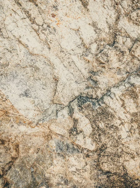 Natuurlijke achtergrond. Nauwkeurige scheuren in de rotswand. Grijs-bruine stenen rotsstructuur van bergen. Vintage en vervaagde matte stijl kleur in getinte foto. Begrip geolog, bergbeklimmen of hard werken — Stockfoto