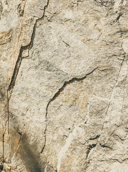 Natuurlijke achtergrond. Nauwkeurige scheuren in de rotswand. Grijs-bruine stenen rotsstructuur van bergen. Vintage en vervaagde matte stijl kleur in getinte foto. Begrip geolog, bergbeklimmen of hard werken — Stockfoto