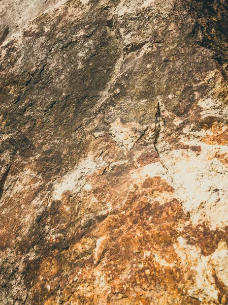 Fondo natural. Las grietas de los acantilados están en primer plano. Piedra gris-marrón textura rocosa de las montañas. Color vintage y mate descolorido en la foto teñida. Concepto de geolog, montañismo o trabajo duro —  Fotos de Stock