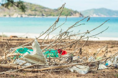 Lazur denizinin sahiline geri dönüşüm çöpü döküldü. Kullanılmış beyaz köpük ve plastik torbalar. Çevresel toplam kirlilik, ekolojik sorun, küresel ısınma, insanların umurunda değil