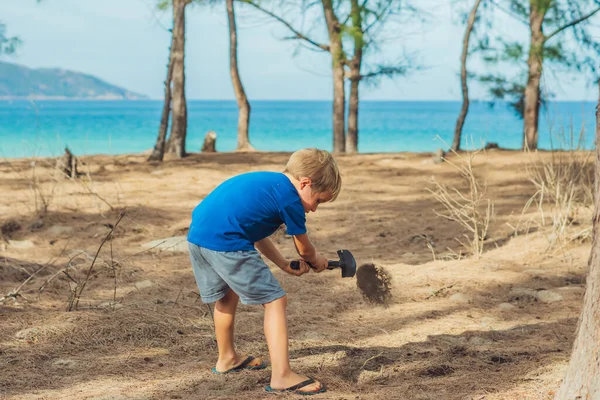 Κάμπινγκ άνθρωποι υπαίθρια τουρίστες τρόπο ζωής, καλοκαιρινό δάσος κοντά στη θάλασσα lazur. Ξανθός παίζει μελέτη τεχνικές επιβίωσης, πρακτική μεθόδους για να σκάψει τη γη με ένα φτυάρι. Φυσική αγωγή των παιδιών — Φωτογραφία Αρχείου