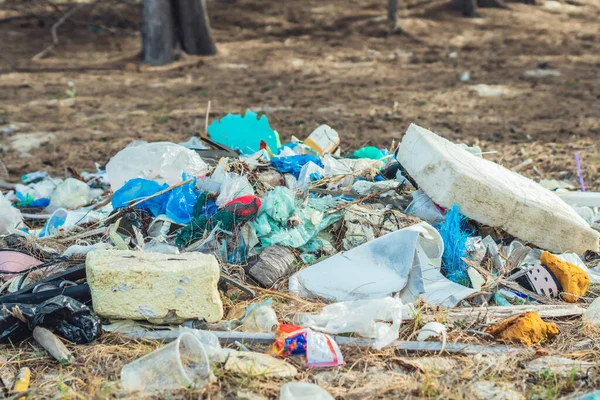 Tumpahan sampah daur ulang di hutan. Kosong digunakan limbah kotor botol plastik dan kotak kertas karton. Polusi lingkungan total, masalah ekologi, pemanasan global, orang tidak peduli — Stok Foto