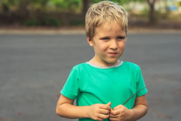 Anak laki-laki lucu berambut pirang yang nakal dengan wajah kusut tertahan senyum, emosi artistik. Masalah pendidikan perilaku Psikologi, hubungan keluarga, kesenangan sederhana masa kecil yang bahagia, konsep orang-orang — Stok Foto