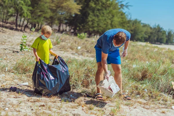 Gönüllü mavi yüz orman kumsalını maskeliyor. Oğlu, babasının çöp toplamak için siyah çantayı tutmasına yardım ediyor. Sorun, çöp gezegeninin çevre kirliliğine neden oldu. Doğal çocuk eğitimi