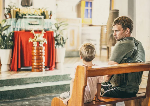 Ayah Kristen menceritakan kisah Alkitab anaknya tentang Yesus yang duduk di Kirk. Iman, pendidikan agama, gereja modern, hari ayah, tanggung jawab ayah, pengaruh ayah pada pembentukan pandangan dunia anak — Stok Foto