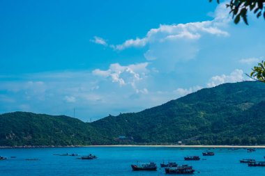 Saf mavi gökyüzünde güzel bir gökyüzü, berrak bir gökyüzü, dağ adası arka planı, yelkenli tekneleri. Duvar kağıdı tasarımı için ideal. Yaz tatilinin ardından turizm eğlencesi