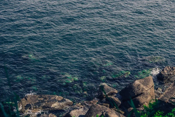 Gambar latar belakang permukaan air biru laut tropis aqua dan ganggang hijau di bebatuan di bawah air. Dark toned foto abstrak laut riak latar belakang alam. Ideal untuk desain wallpaper — Stok Foto