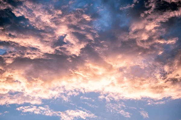 Konsep Celestial World. Api ungu gelap penuh warna terang matahari terbenam yang dramatis langit dengan awan. Warna alami latar belakang dari senja awan panorama. Ideal untuk desain wallpaper — Stok Foto