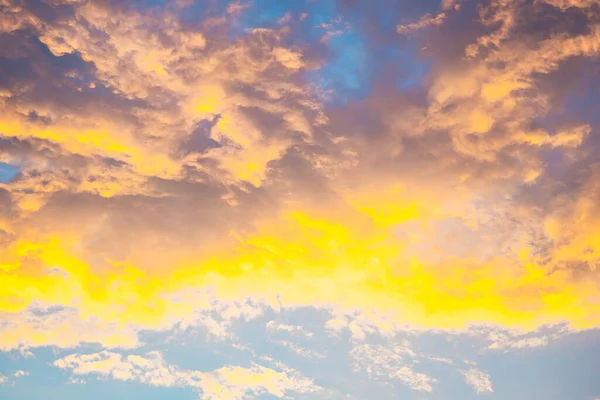 Konsep Celestial World. Berwarna kuning terang terang terang matahari terbenam langit dramatis dengan awan. Warna alami latar belakang dari senja awan panorama. Ideal untuk desain wallpaper — Stok Foto
