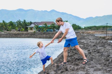 Babası oğlunun göl suyuna gitmesine yardım ediyor, güvenlik kurallarını açıklıyor. Aile birlikte yürür. Evde doğal çocuk eğitimi, babalar günü, baba sorumlulukları, oğul dünya görüşünün oluşumu üzerindeki etkisi.