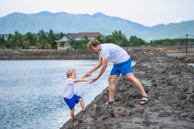 Babası oğlunun göl suyuna gitmesine yardım ediyor, güvenlik kurallarını açıklıyor. Aile birlikte yürür. Evde doğal çocuk eğitimi, babalar günü, baba sorumlulukları, oğul dünya görüşünün oluşumu üzerindeki etkisi.