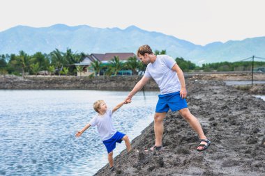 Babası oğlunun göl suyuna gitmesine yardım ediyor, güvenlik kurallarını açıklıyor. Aile birlikte yürür. Evde doğal çocuk eğitimi, babalar günü, baba sorumlulukları, oğul dünya görüşünün oluşumu üzerindeki etkisi.