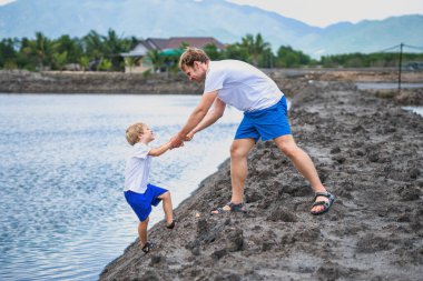Babası oğlunun göl suyuna gitmesine yardım ediyor, güvenlik kurallarını açıklıyor. Aile birlikte yürür. Evde doğal çocuk eğitimi, babalar günü, baba sorumlulukları, oğul dünya görüşünün oluşumu üzerindeki etkisi.