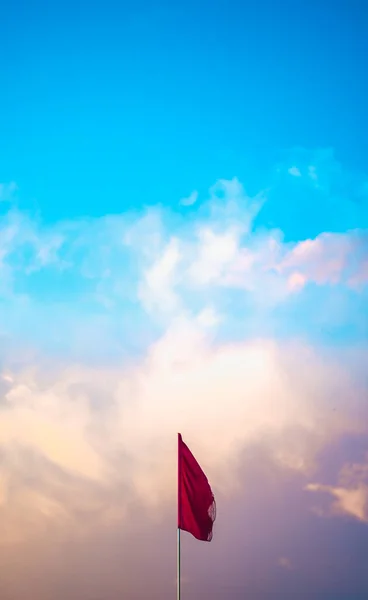 Peringatan atau perhatian, tanda selamat bendera merah pada latar belakang warna merah muda sore terang matahari terbenam langit mendung panorama. Ideal untuk desain wallpaper — Stok Foto