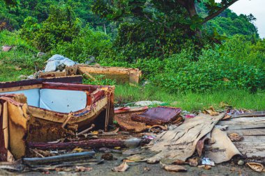 Dökülen geri dönüşümcü adam şehrin dışındaki park ormanında çöp yapmış. Kirli atık poşetler, karton kağıtlar, eski mobilyalar. Çevresel toplam kirlilik, ekolojik sorun, küresel ısınma