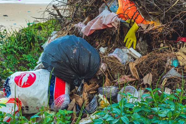 El hombre de reciclaje derramado hizo basura en el bosque cerca de la ciudad. Vacío utiliza residuos sucios botellas de plástico tapas bolsas y cajas de papel de cartón. Contaminación ambiental total, problema ecológico, calentamiento global —  Fotos de Stock