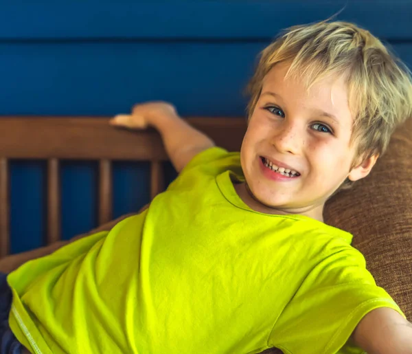 Porträtt busig söt blond blå ögon pojke att göra fräknar ansikte spela skrattar på gott humör. Rolig foto, lycka livsstil. Dagvård, enkel glädje lycklig barndom, beteende utbildning psykologi — Stockfoto