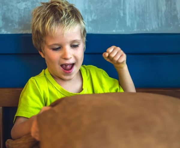 Muotokuva ilkikurinen söpö vaalea sininen silmäinen poika tekee pisamia kasvot pelata nauraa onnellisella tuulella. Hauska kuva onnellisesta elämäntyylistä. Päivähoito, yksinkertaiset ilot onnellinen lapsuus, käyttäytymispsykologiaa — kuvapankkivalokuva
