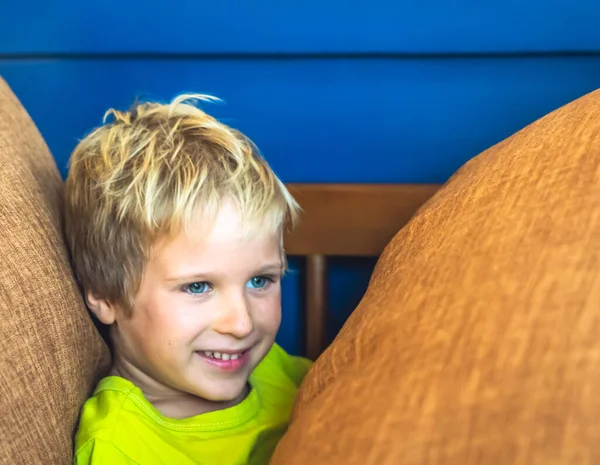 Portræt fræk fræk sød blond blå eyed boy gør fregner ansigt spille griner i glad humør. Funny foto, lykke livsstil. Børnepasning, simpel glæder glad barndom, adfærdspsykologi - Stock-foto