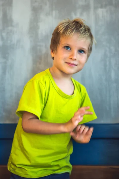 Portrait mischievous cute blond blue eyed boy making freckles face play laughing in happy mood. Foto lucu, gaya hidup bahagia. Perawatan anak, suka senang sederhana masa kecil bahagia, psikologi pendidikan perilaku — Stok Foto