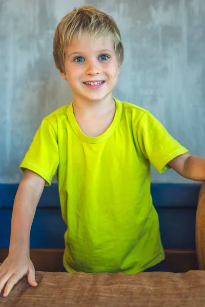 Portrait mischievous cute blond blue eyed boy making freckles face play laughing in happy mood. Foto lucu, gaya hidup bahagia. Perawatan anak, suka senang sederhana masa kecil bahagia, psikologi pendidikan perilaku — Stok Foto