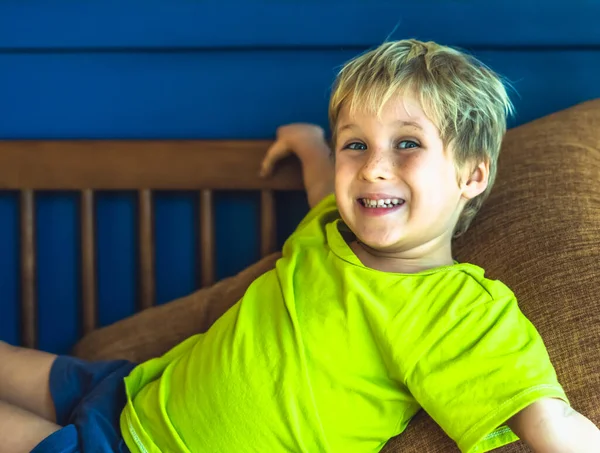 Portret psotny ładny blondyn niebieskooki chłopiec sprawia, że piegi twarz grać śmiejąc się w radosnym nastroju. Śmieszne zdjęcie, szczęśliwy styl życia. Przedszkole, proste radości szczęśliwe dzieciństwo, wychowanie psychologia — Zdjęcie stockowe