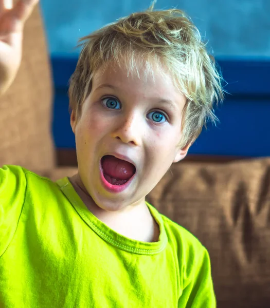 Portrait mischievous cute blond blue eyed boy making freckles face play laughing in happy mood. Foto lucu, gaya hidup bahagia. Perawatan anak, suka senang sederhana masa kecil bahagia, psikologi pendidikan perilaku — Stok Foto